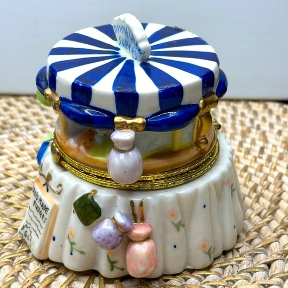 Vintage Ceramic Hand Painted Penny Chew Sweets Trinket Box - Hinged - Picture 2 of 6
